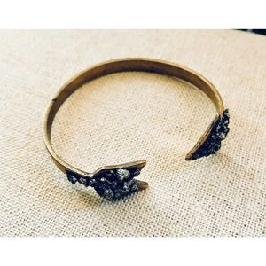 NWOT Raw Stone Pyrite Crystals Gold-Tone Arrow Open Cuff Bangle Bracelet